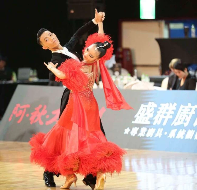 亞洲業餘公開組摩登與世界業餘十項錦標賽摩登第五名李瑾曄與許妤謙。大會提供