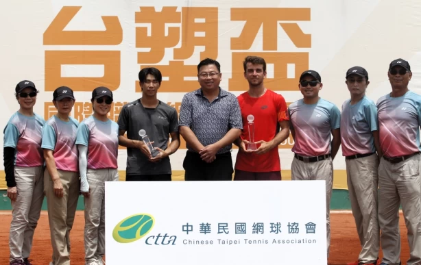 網協理事長劉啟帆(中)與單打冠亞軍選手克爾金越智真。姚瑞宸攝 