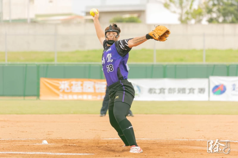 杜雅婷差點演出完全比賽。（圖：企業女子壘球聯賽粉專）
