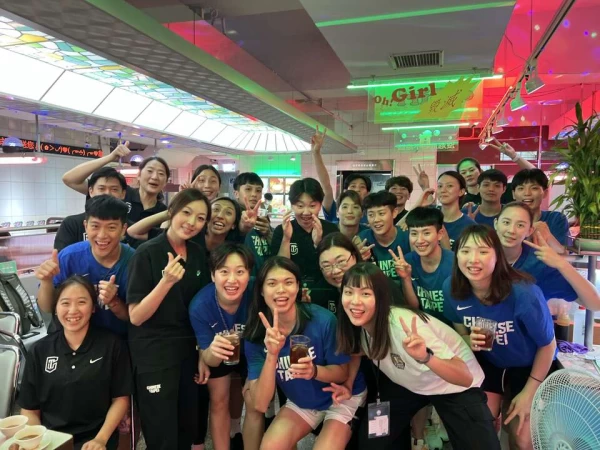 領隊劉怡萱(前排左2)與中華女籃建立深厚的感情。愛爾麗集團提供