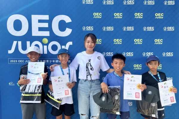 10歲組男雙亞軍鄭凱熙 (左1)/陳靖 (左2)、冠軍吳謙立 (右2)/郭晏禎(右1) 共同合影。海碩整合行銷提供