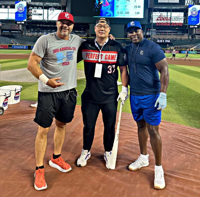 前大聯盟球星索利安諾(Alfonso Soriano,右)合照引起熱議。摘自推特