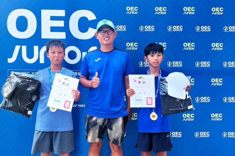 賽會副執行長康辰嘉先生頒發12歲組男單亞軍鄭勝熙(左)與冠軍謝睿善(右)。海碩整合行銷提供