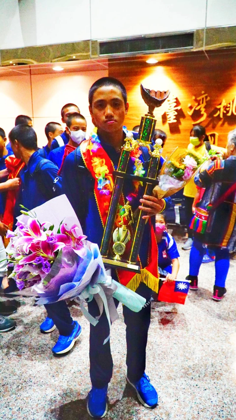 隊長劉任右拿著冠軍獎盃。台灣世界少棒聯盟提供