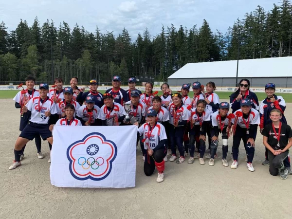 中華U18代表隊在7月時拿下加拿大盃冠軍。（圖：中華民國壘球協會 Chinese Taipei Softball Association粉專）