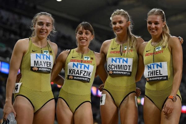 施密特(Alica Schmidt,右2)在女子400公尺接力沒進決賽。法新社