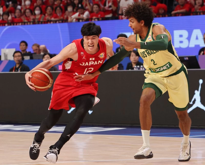 渡邊雄太(左)24分,日本輸澳洲,無緣16強。(法新社)