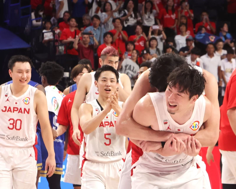 日本在比江島慎(左)末節連飆三分的帶領下,逆轉勝委內瑞拉。(法新社)