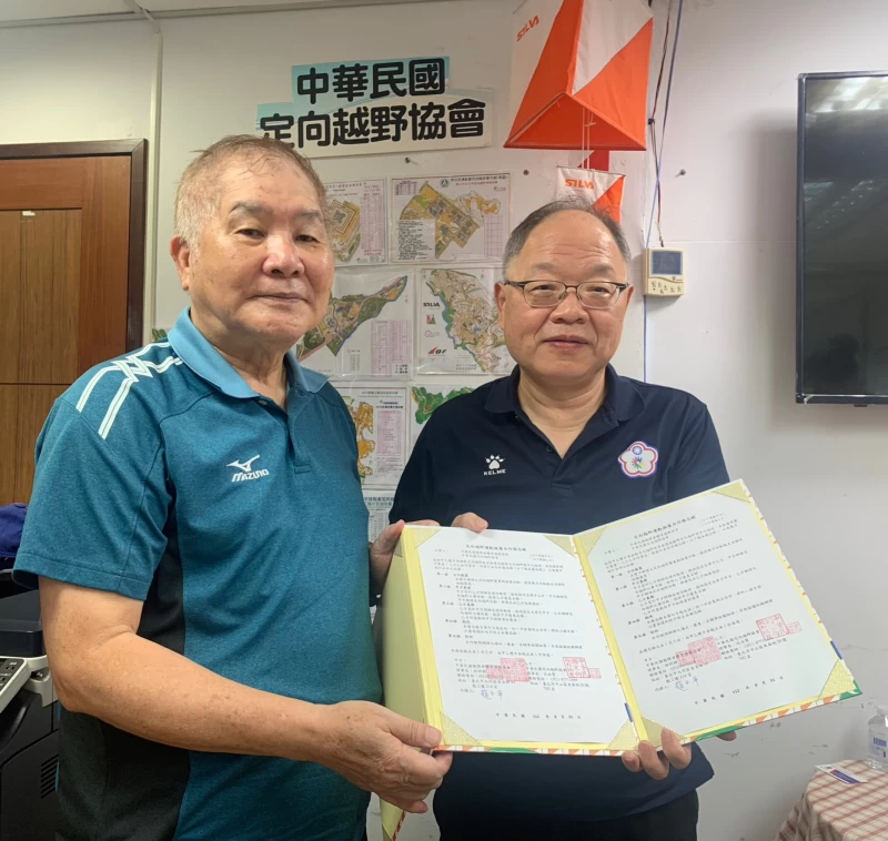 中華民國聽障者體育運動協會秘書長趙玉平(右)與中華民國定向越野協會理事長沈永賢,共同簽署「定向越野推廣合作備忘錄」。官方提供