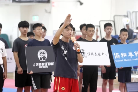 連4屆散打搏擊冠軍得主陳伯仲（中）代表參賽選手宣誓。姚瑞宸攝