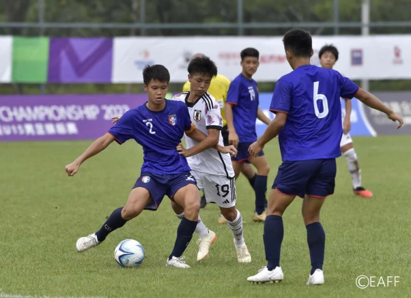u17隊長李善睿中與日本選手爭搶。足協提供