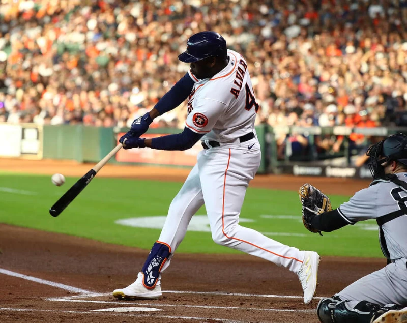 阿瓦瑞茲(Yordan Alvarez)敲出外野邊線的飛球。法新社