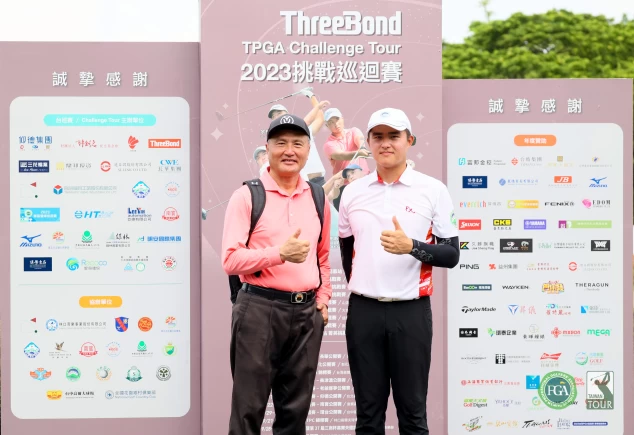 冠軍選手蘇晉弘右在父親連兩回合全程陪走下順利拿下冠軍。TPGA_林聖凱攝影