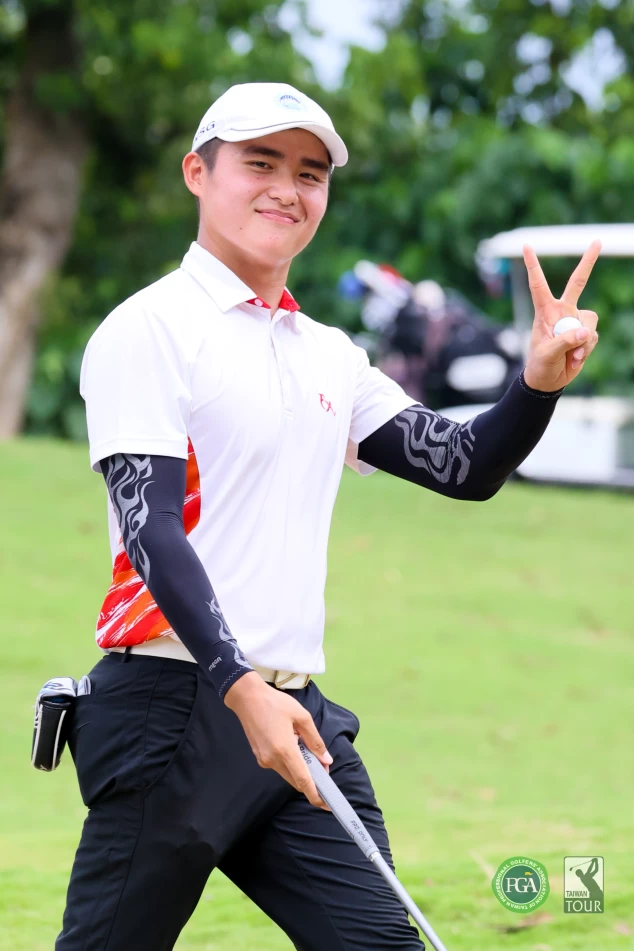 業餘選手蘇晉弘以兩回合成績140桿 4拿下職業及業餘冠軍獎盃。TPGA_林聖凱攝影