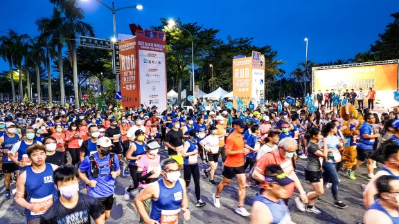 2023高雄富邦馬拉松」將於今(112)年11月25、26日在世運大道熱鬧登場。高雄運發局提供