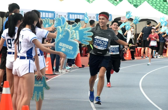 富邦人壽提倡RUN FOR GREEN的永續環境計畫,為每一位完成里程碑的跑者種下一棵樹。高雄運發局提供