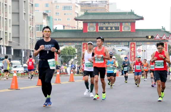富馬賽事為展現高雄港都特色風景,規劃出多樣化風景特色的競賽路線。高雄運發局提供