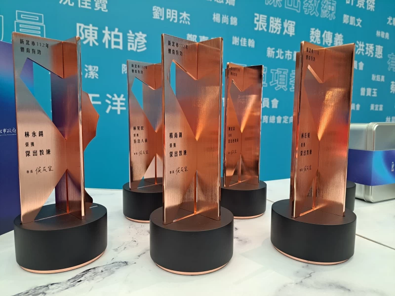 新北市112年體育有功質感女王頭獎座，以虛實交織與鏡面的十字反射手法轉化呈現搭配玫瑰金色的女王頭，象徵淬鍊過程的璀璨火紅。官方提供