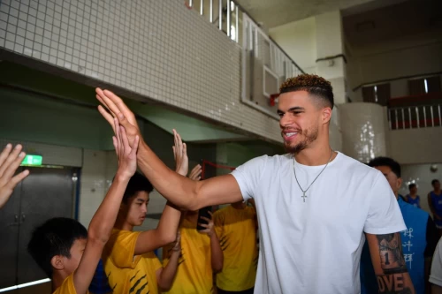 NBA冠軍小前鋒Michael Porter Jr.開心與四校代表小球員擊掌。 (圖/南野子國際整合行銷提供)