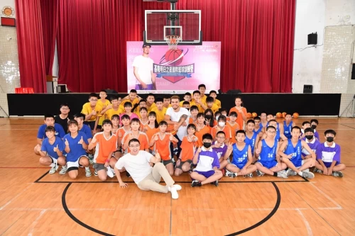 NBA冠軍小前鋒Michael Porter Jr.開心與基隆市長謝國樑以及四校代表小球員等合影。 (圖/南野子國際整合行銷提供)