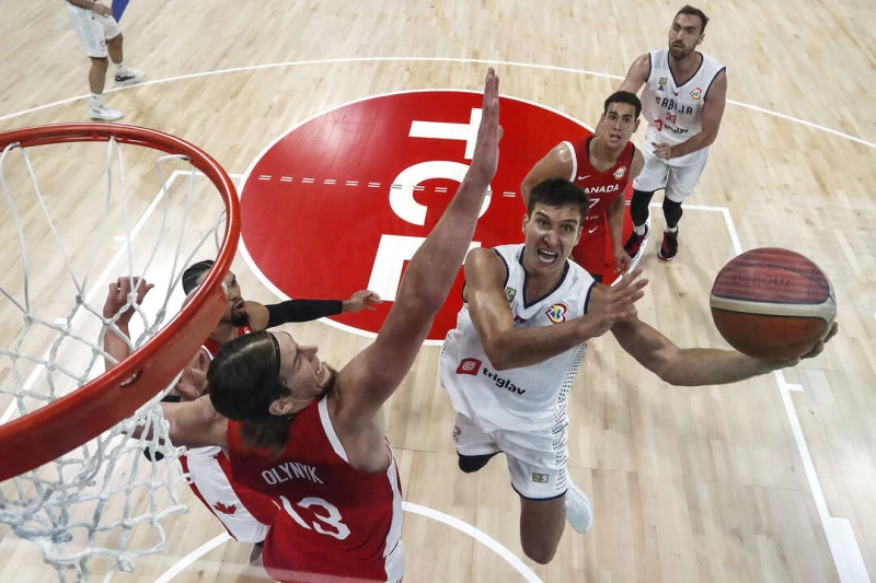 4強波格丹諾維奇(Bogdan Bogdanovic，中)拿下全場最高的23分，團隊繳出62%的投籃命中率。法新社