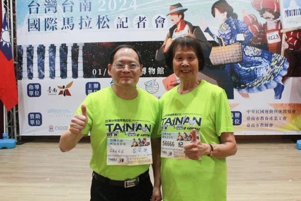 飛躍羚羊紀政右與教育部體育署全民運動組長呂宏進共同邀請喜愛馬拉松的朋友。(亞洲馬拉松大聯盟提供)