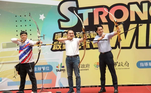 10.2023全羅北道亞太壯年運動會射箭金牌選手袁叔琪(左)指導臺北市長蔣萬安(右)及新北市長侯友宜中射箭使用方式。台北市體育局提供