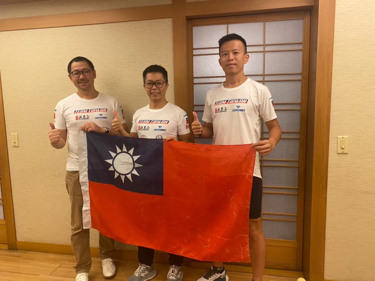 超馬好手林義傑(中)和陳麒仁(右)黃式賢(左)等五位選手，將帶著林義傑征戰世界的國旗出發前往智利阿他加馬寒漠超馬賽事。官方提供
