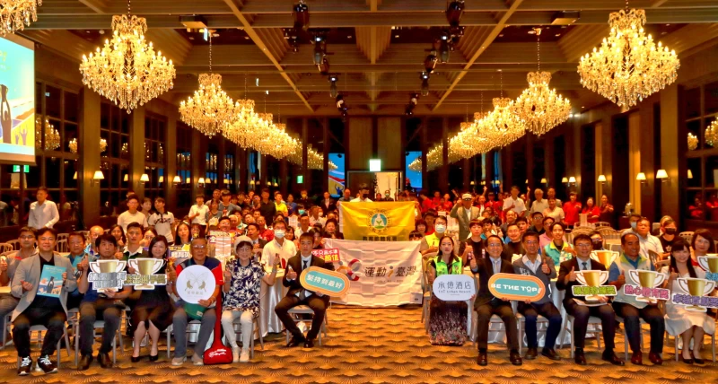 112年高雄市體育有功人員表揚典禮,林欽榮副市長與獲獎者及各屆體育菁英大合照。 高雄運動發展局 提供