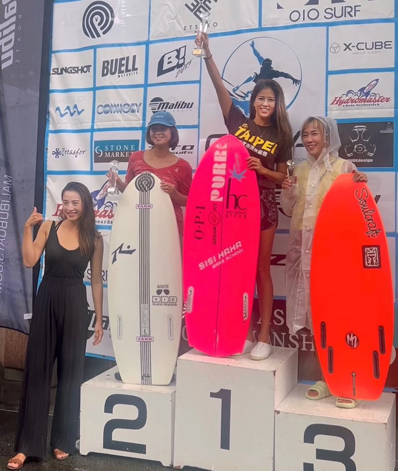 Kimberly陳美彤(右2)拿下「CWSA亞洲快艇衝浪錦標賽」Masters Women Wakesurf冠軍。STARFiSH星予公關提供