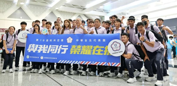 中華奧會副主席陳士魁帶領划船、男排及男足率先出征亞運。(圖:張克銘攝)
