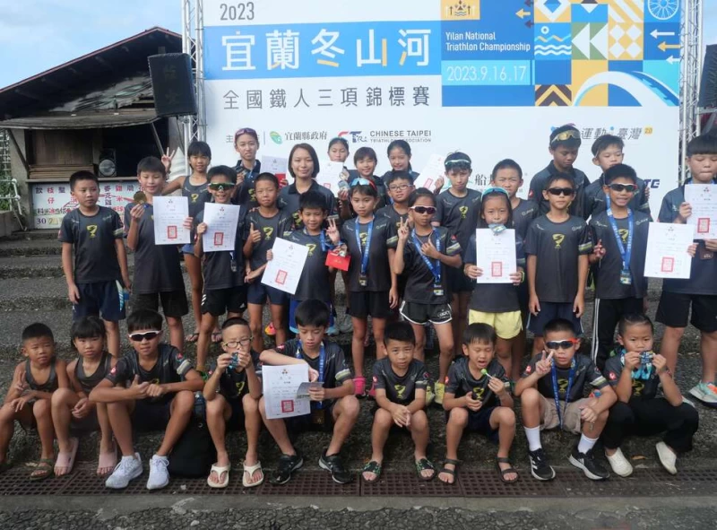在大眼蛙總教練驟逝後，這次換成姐妹陳均婕和陳均妤領軍超冠小鐵人參賽。全國鐵人三項協會提供