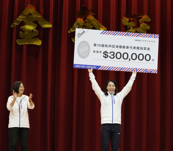 郭婞淳(右)代表接受總統蔡英文的加菜金。李天助攝