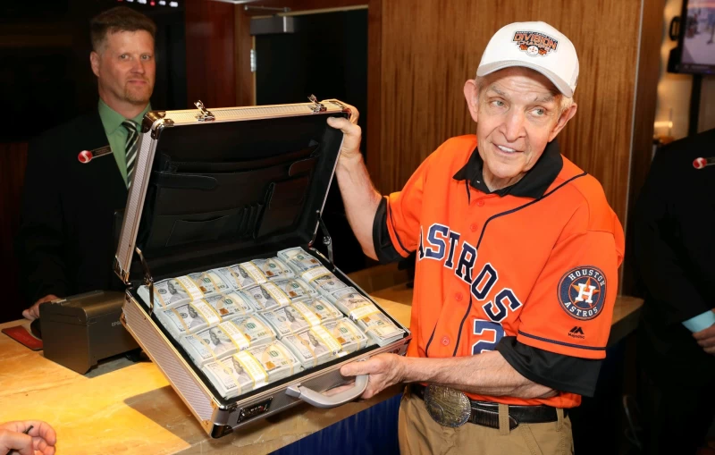 太空人瘋狂鐵粉「床墊麥克(Mattress Mack)」又出手了!摘自推特