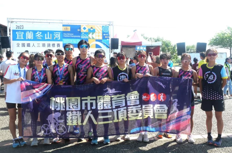 半程鐵人男女冠軍林立宇、許晨荺最早時都在前國手許微禎(左1)訓練=. 鐵人三項協會提供