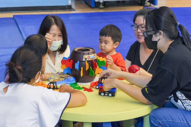 場邊設置臨時托育區聘請專業保母協助照顧小孩,讓家長能夠放心運動。官方提供
