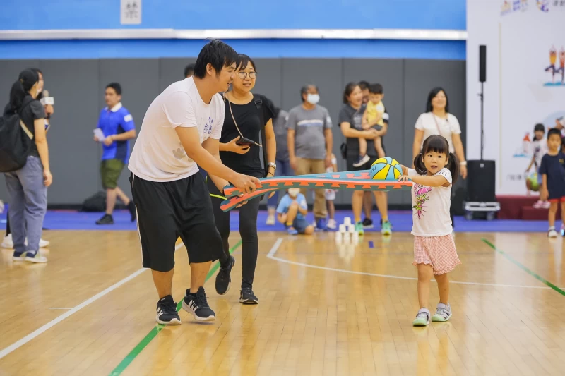 臺北市體育局國民體育日 親子運動嘉年華兩場親子趣味競賽,由家長與小朋友組隊挑戰透過共同合作,提升家庭幸福感。官方提供