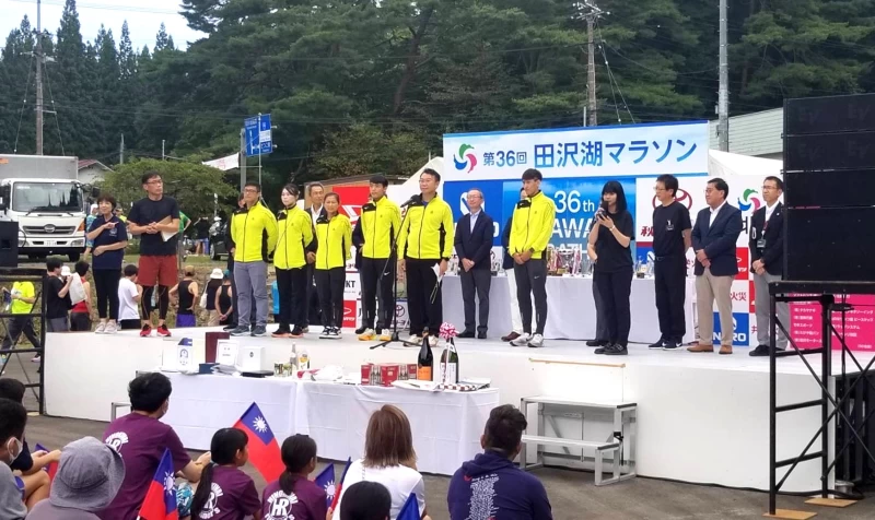 高雄市運發局長侯尊堯率參訪團等6人代表高雄市參加2023秋田縣仙北市田澤湖馬拉松,受到仙北市及參賽民眾熱烈歡迎,展現台日友好情誼。高雄市府運發局提供