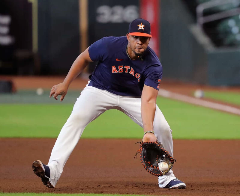 太空人一壘手阿布瑞尤(José Abreu)為了阻止失誤竟丟出手套來影響球的路線。法新社