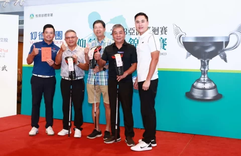 仰德育樂公司總經理許家堯(右一)頒配對賽第一名獎品給選手詹世昌(左起)和同組貴賓。TPGA提供/鍾豐榮攝影