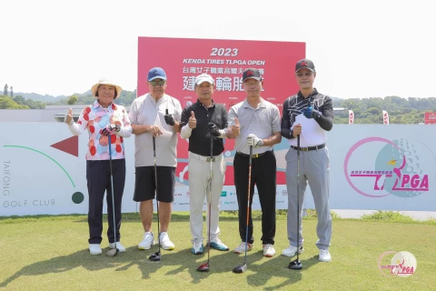 開球儀式(左起)TLPGA理事長劉依貞、台豐高爾夫俱樂部董事長林伯實、建大工業總裁楊銀明、建大工業董事長楊啟仁、建大工業副董事長張宏德。TLPGA提供/葉勇宏攝