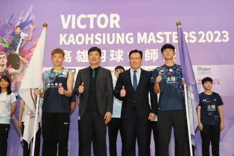 高雄市運發局局長侯尊堯(左)與立委許智傑(右)共同祝福地主球員世青金牌郭冠麟旗開得勝。 高市運發局提供