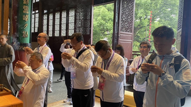 教育部林騰蛟次長(後排左2)偕同體育署鄭世忠署長(前排左2),代表團團長林鴻道(前排左1)及總領隊蔡家福(前排右2)等人前往西湖的千年古剎淨慈禪寺參拜及祈福,期盼賽事順利,選手獲得佳績。體育署提供