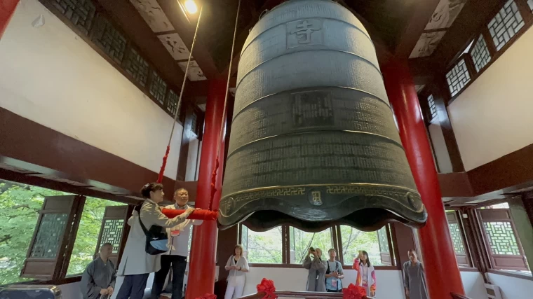中華代表團團長林鴻道伉儷(左)敲響西湖十景之一的南屏晚鐘。體育署提供