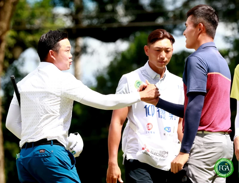 第三回合李玠柏(左)-16和業餘蘇晉弘-15暫並列第2及第5。鍾豐榮攝影