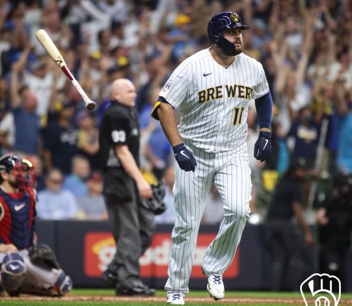 釀酒人左砲泰倫茲(Rowdy Tellez)成為近120年以來,首位在球隊獲得季後賽席次的同一天,抓下比賽最後1個出局數的野手。摘自釀酒人推特