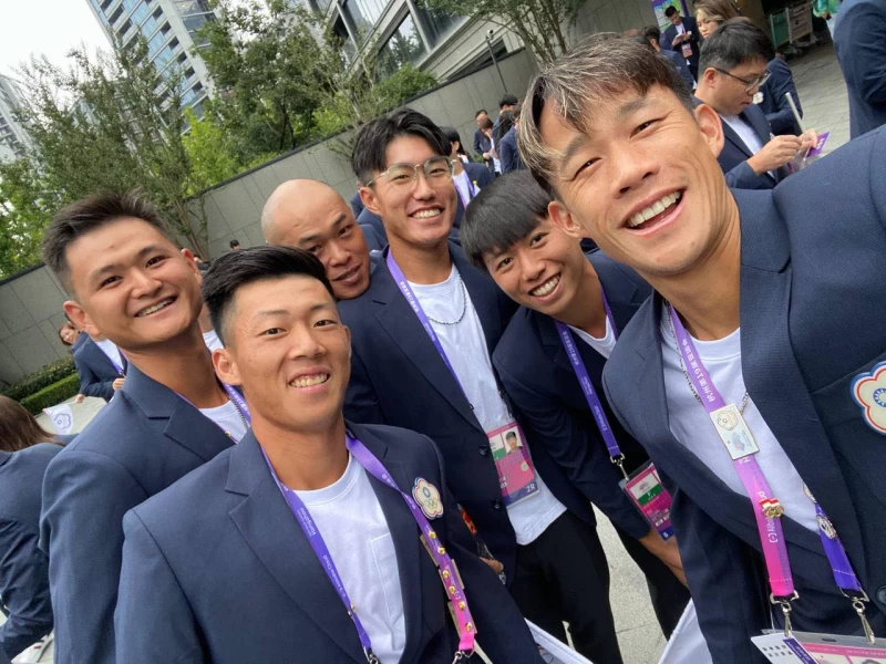 中華男子亞運網球隊昨天盛裝出席開幕典禮。摘自莊吉生臉書
