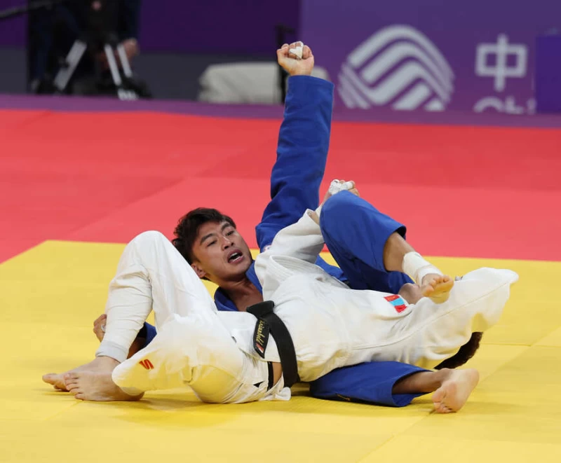 楊勇緯用地板技壓制獲一本勝。中華奧會提供