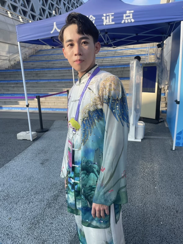 陳宥崴特地選用紗袖做為戰袍。吳敏欣攝