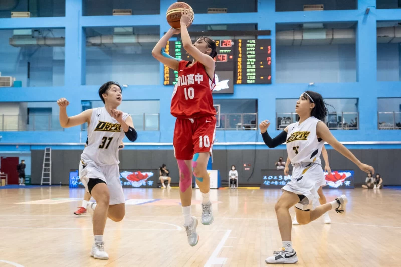 日本高知中央教練橋本翔平知道葉侑璇很會進球,比賽中以防守其他人為主。大會提供